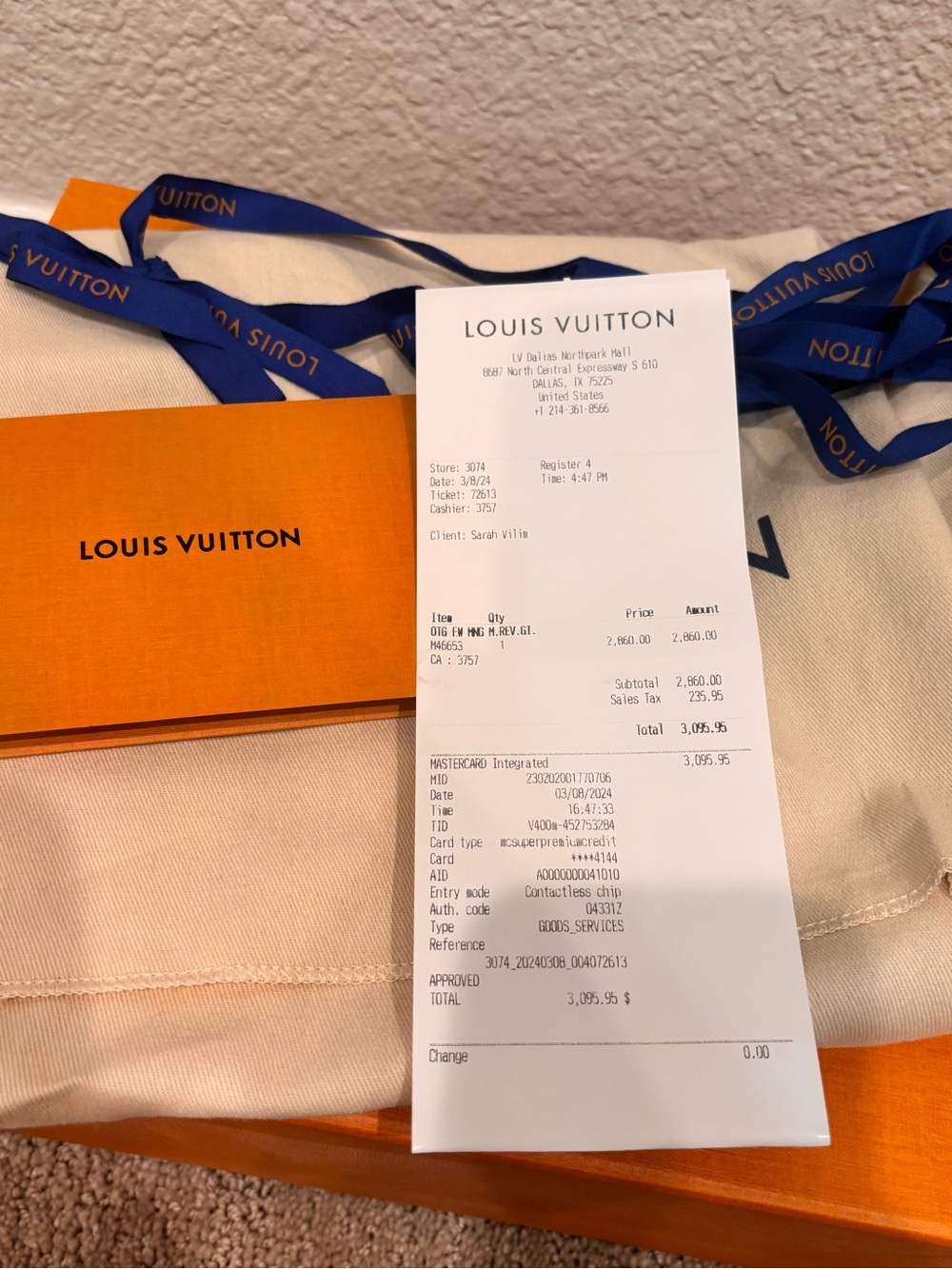 Louis Vuitton On the Go EW in Giant Reverse Monogram - Picture 13 of 15